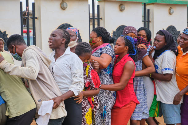 help3 Hundreds of people gather to collect food packages at Oriwu Club in Ikorodu, Lagos - Nigeria.